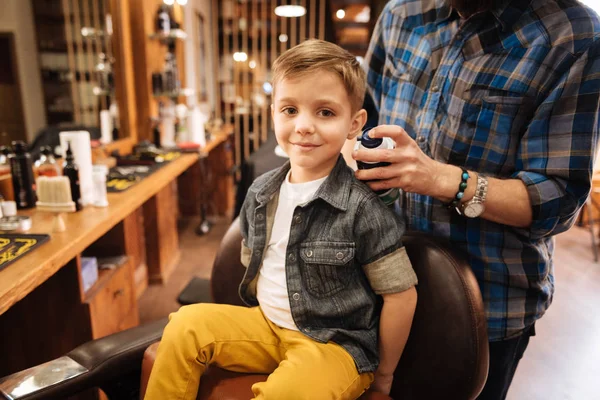Bom menino feliz estar na barbearia — Fotografia de Stock