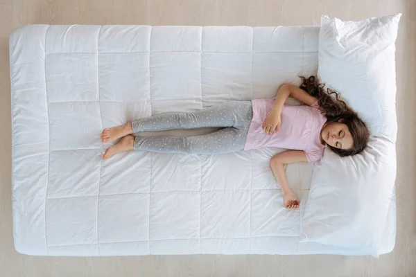 Trevlig trött flicka vilar hemma — Stockfoto