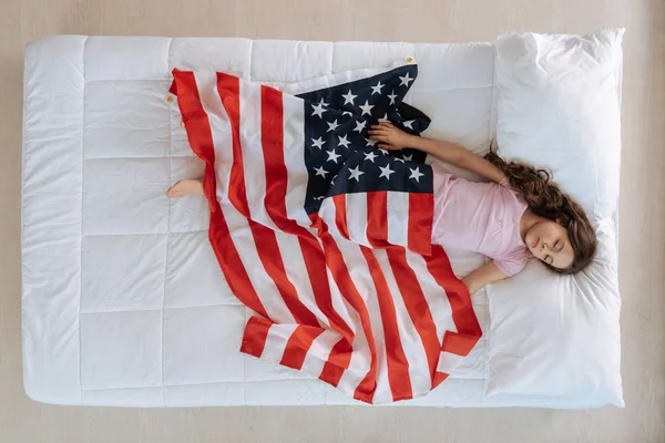 Ωραίο ευχάριστο κορίτσι που καλύπτονται με την αμερικανική σημαία — Φωτογραφία Αρχείου