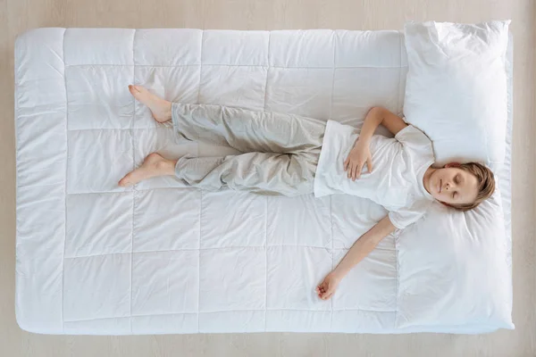 Bonito menino dormindo na cama — Fotografia de Stock