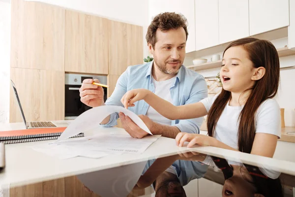 Little daughter helping his father to do his job — Stock Photo, Image