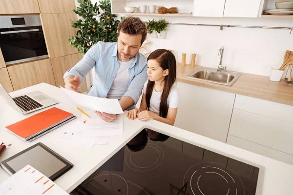 Vater erklärt seiner kleinen Tochter seine Arbeit — Stockfoto