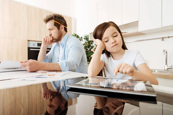 Lilla dotter att bli uttråkad utan uppmärksamhet — Stockfoto