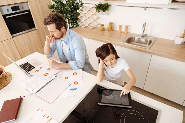 Petite fille attendant que son père finisse son travail — Photo