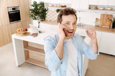 Genç adam telefonda iyi haber alma