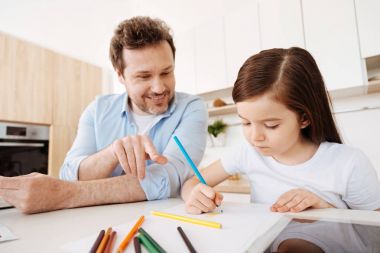 Babası kızının resmine işaret