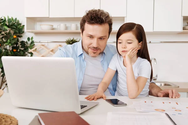 Padre e hija mirando el portátil — Foto de Stock