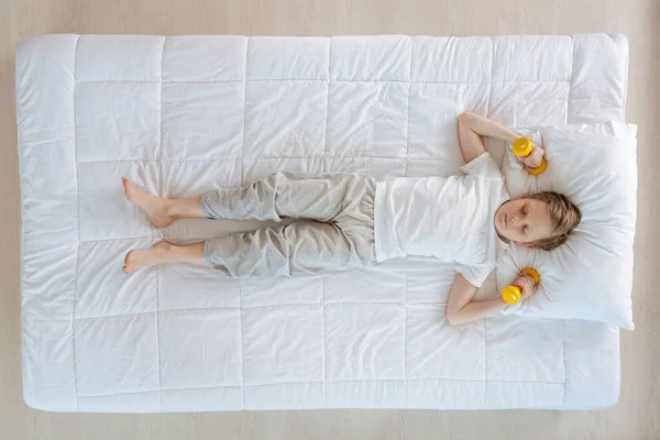 Niño sosteniendo mancuernas — Foto de Stock