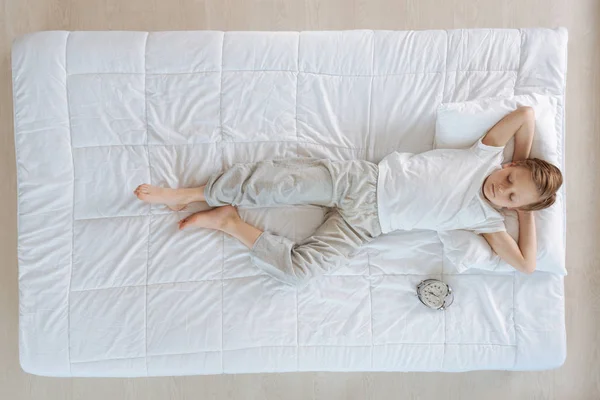 Menino dormindo com despertador — Fotografia de Stock