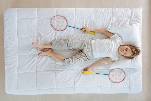 Junge hält Badmintonschläger in der Hand — Stockfoto