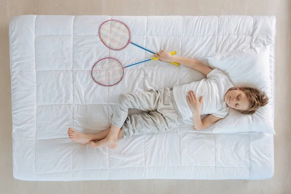 Niño sosteniendo raquetas de bádminton —  Fotos de Stock