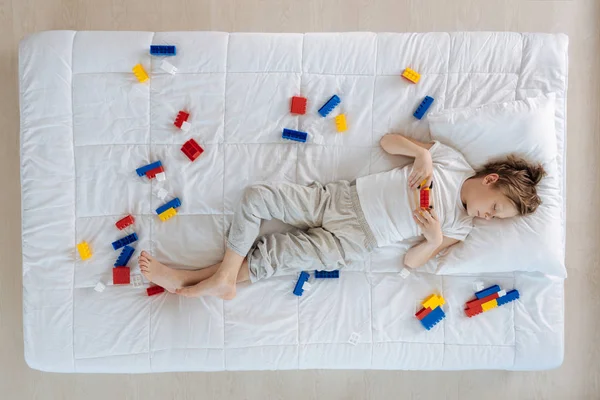 Junge liegt auf Bett — Stockfoto