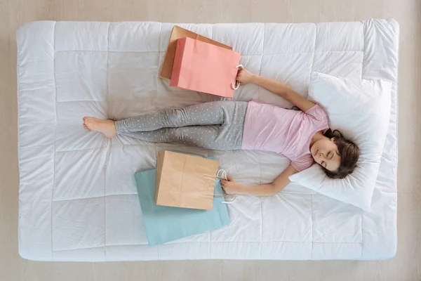 Menina segurando sacos de compras — Fotografia de Stock