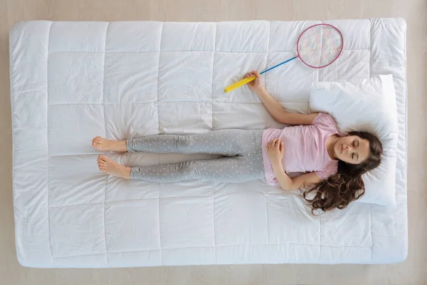 Menina segurando badminton raquete — Fotografia de Stock