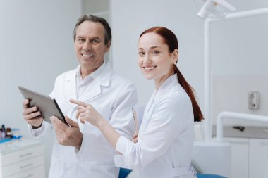 doctor holding tablet 