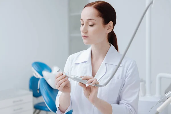 Kobieta lekarz trzymając narzędzie dentysta — Zdjęcie stockowe
