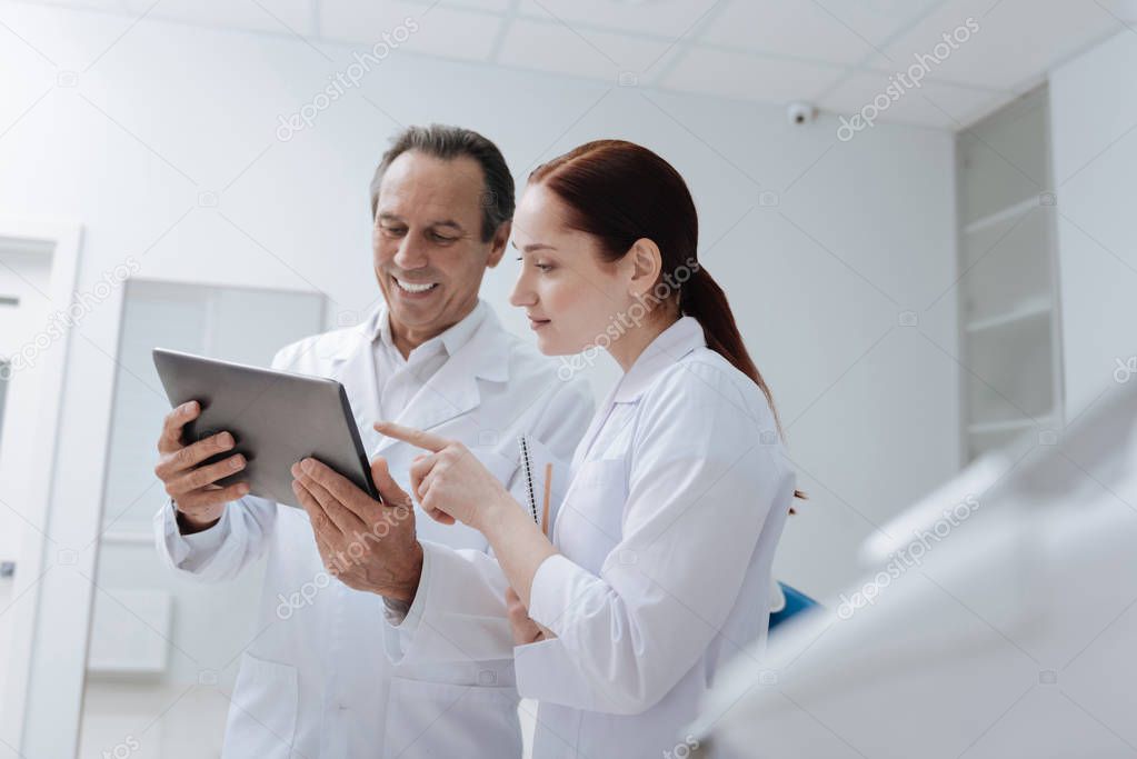 doctor holding tablet 