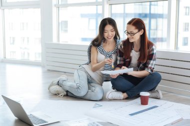 Birlikte oturan güzel samimi arkadaşları
