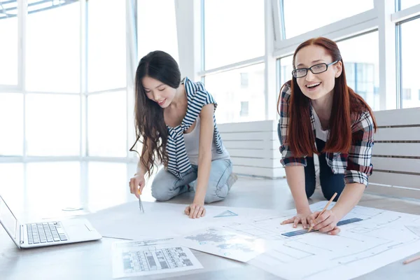 Jóvenes ingenieros alegres trabajando en un proyecto — Foto de Stock