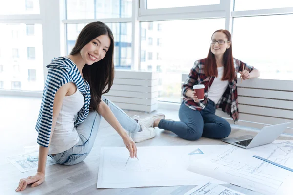 Joyful attraktiv kvinna som håller en passare — Stockfoto