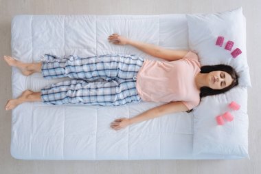 Güzel güzel kadın saç Silindirler tarafından çevrili olma