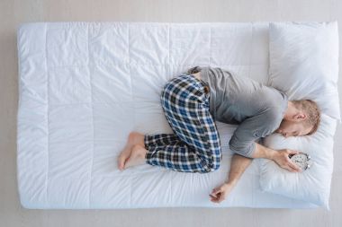 Çalar saat yastığa koyarak huzurlu güzel adam