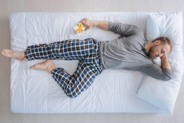 Bir hediye alma memnun iyi adam