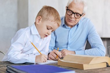 Neşeli iyi adam torunu atama ile yardım