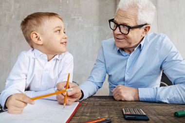 Olgun erkek torunu yardımcı mutlu heyecanlı
