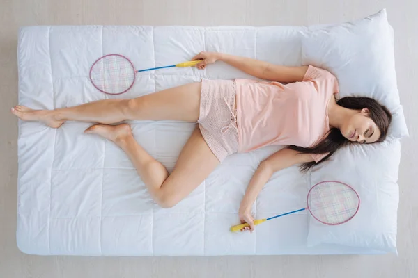 Fröhliche Frau mit Badmintonschläger — Stockfoto