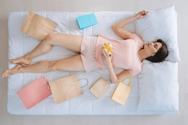 쇼핑백에 의해 포위 되는 매력적인 젊은 여자 — 스톡 사진