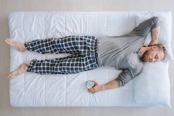 Hombre guapo y brutal disfrutando de los últimos minutos de sueño — Foto de Stock