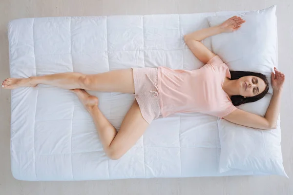 Jovem bonita desfrutando de seu relaxamento — Fotografia de Stock