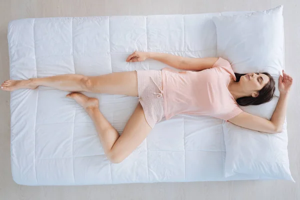 Приваблива красива жінка відпочиває у своїй спальні — стокове фото