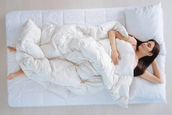 Nette junge Frau, die sich mit der Decke bedeckt — Stockfoto