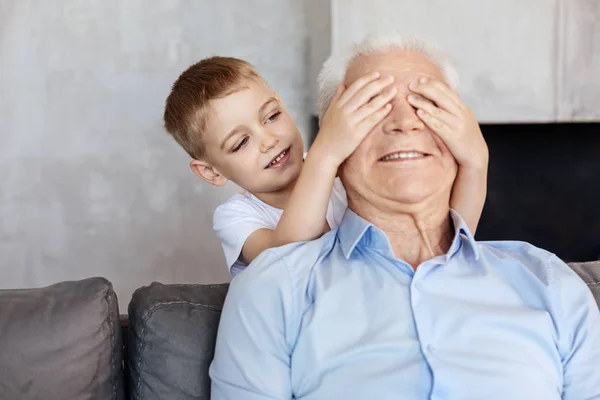 Sladký upřímný kluk hraje s jeho děda — Stock fotografie