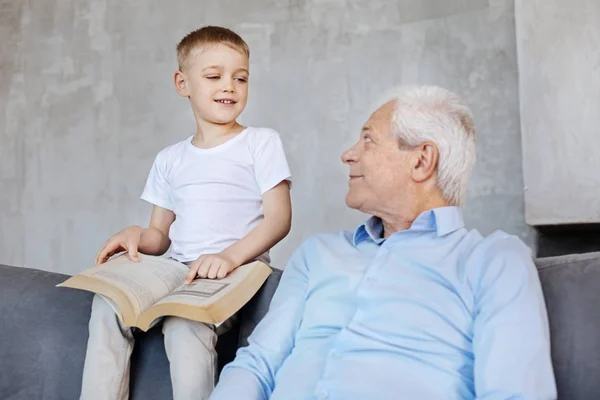Slimme nieuwsgierig jongen chatten met zijn opa — Stockfoto