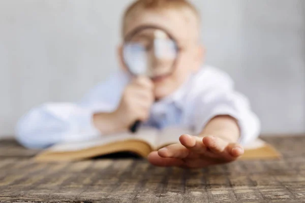 Nieuwsgierig kindje verkennen van nieuwe dingen — Stockfoto