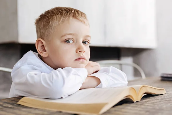 Trauriger müder Junge ruht seinen Kopf — Stockfoto