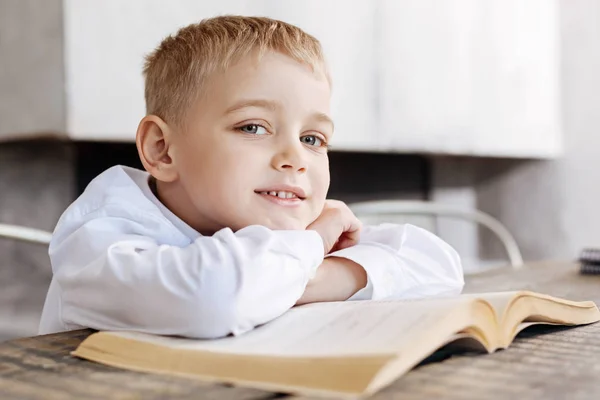 Dotato intelligente ragazzo che lavora sul suo incarico a casa — Foto Stock