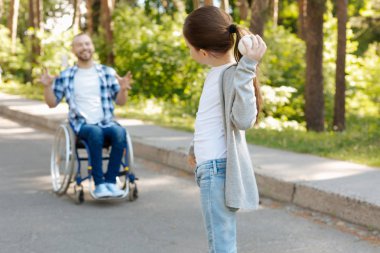 Topu yakalamak için olumlu adam tekerlekli sandalye going için