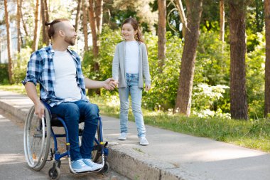 Güzel kız ile kaldırım olacak