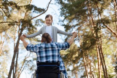 Düşük açılı fotoğraf güçlü çocuğunu arayan adam