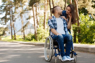 Olumlu memnun geçersiz adam saç onun kız arkadaşı dokunmadan