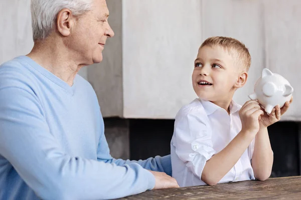 Enfant brillant réfléchi posant des questions sur l'argent — Photo