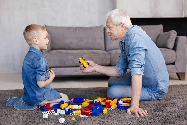 Saggio maturo uomo spiegando qualcosa a suo nipote — Foto Stock