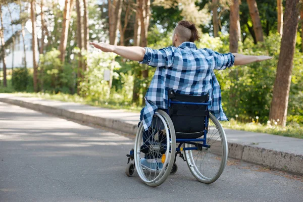 Felice persona maschile sentirsi vivi — Foto Stock