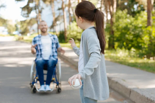 Niña atenta va a lanzar la pelota — Foto de Stock