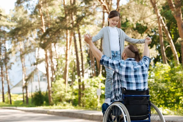 Atractiva mujercita jugando con su padre — Foto de Stock