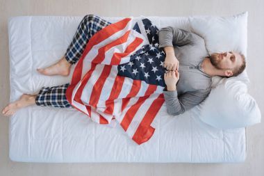 Uykuda olan yakışıklı Amerikan vatandaşı